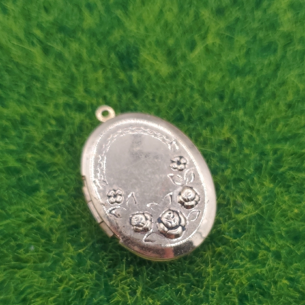 Gold Tone Floral Locket Pendant P315